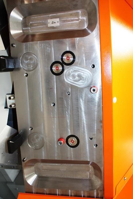 Wechselvorrichtung zum selbsttätigenÖffnen und Schließen der Hydraulikversorgung Wechselvorrichtung zum selbsttätigenÖffnen und Schließen der Hydraulikversorgung