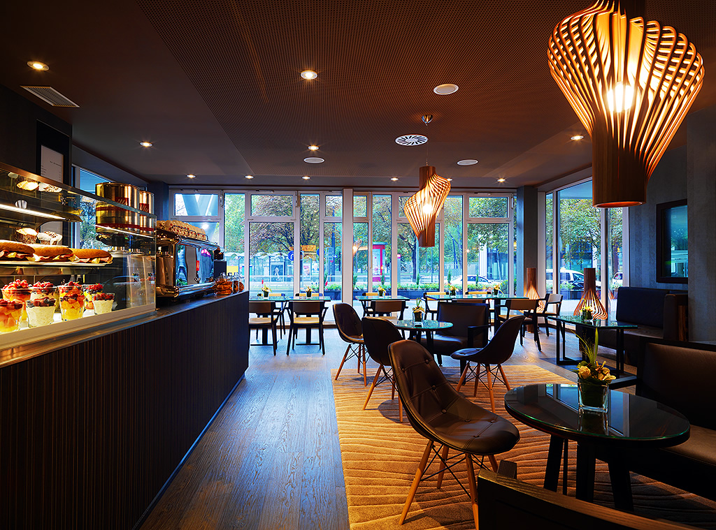 Cross Bar, Lounge, Café