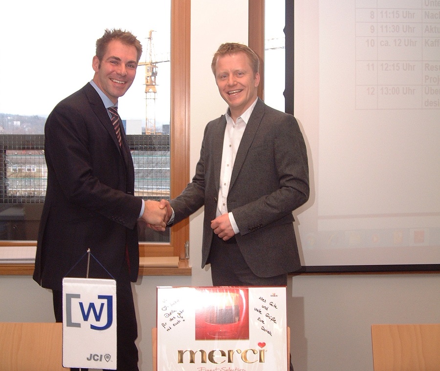 Staffelstabübergeben: Dr. Wolfgang Meyer (rechts)übergibt das Amt an seinen Nachfolger Holger Metzge Staffelstabübergeben: Dr. Wolfgang Meyer (rechts)übergibt das Amt an seinen Nachfolger Holger Metzge