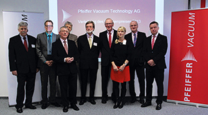 Juniorprofessorin Dr. Tetyana Galatyuk bei ihrem Besuch im Stifterunternehmen Pfeiffer Vacuum. Juniorprofessorin Dr. Tetyana Galatyuk bei ihrem Besuch im Stifterunternehmen Pfeiffer Vacuum.