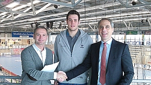 Foto (v.l.n.r.): ASV-Manager Kay Rothenpieler, ASV-Spieler und Stipendiat Jan Brosch und SRH-Geschäf Foto (v.l.n.r.): ASV-Manager Kay Rothenpieler, ASV-Spieler und Stipendiat Jan Brosch und SRH-Geschäf