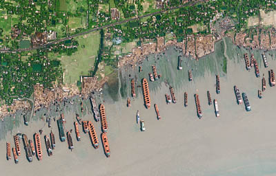 Unter verheerenden Arbeitsbedingungen erfolgt die Schiffsverwertung am Strand von Chittagong. Unter verheerenden Arbeitsbedingungen erfolgt die Schiffsverwertung am Strand von Chittagong.
