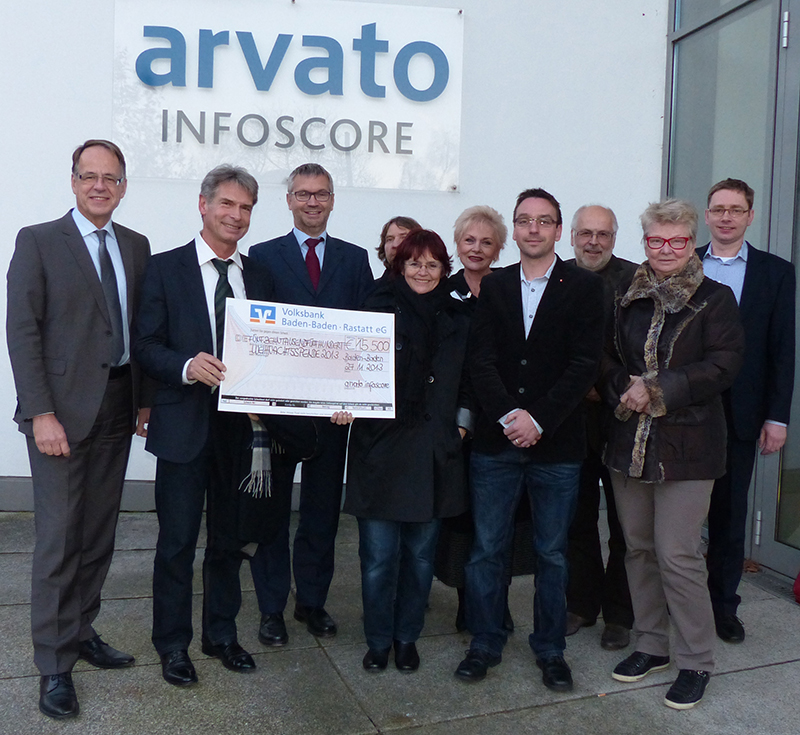 arvato infoscoreübergibt den Spendenscheck