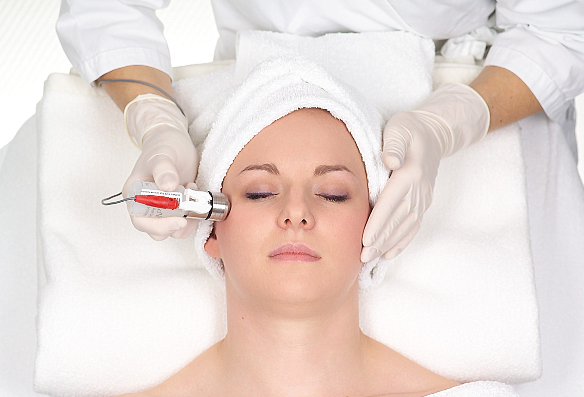 Pralle, frische Haut mit Mikrodermabrasion und Hyaluron