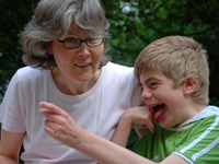 Die Ehrenamtliche Sabine Dahmen begleitet den erkrankten Niklas ambulant. Foto:DKHV e.V. Die Ehrenamtliche Sabine Dahmen begleitet den erkrankten Niklas ambulant. Foto:DKHV e.V.