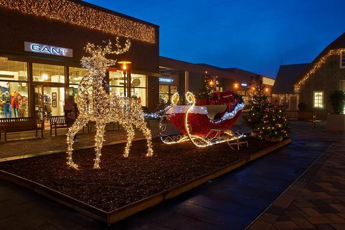 Der Weihnachtsmann schaut mit seinem Schlitten auch im Designer Outlet Soltau vorbei. Der Weihnachtsmann schaut mit seinem Schlitten auch im Designer Outlet Soltau vorbei.