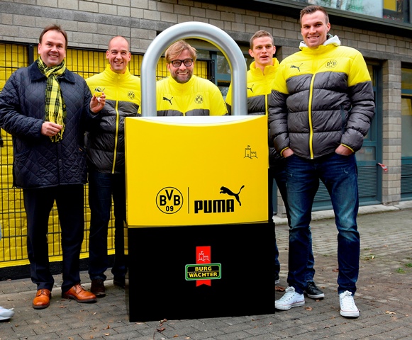 Jürgen Klopp (Mitte) mit dem BVB-Fanschloss im Maxiformat. Das Treuesymbol gibt es in Fanshops und o