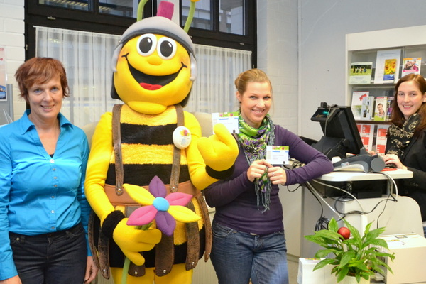 Verkaufsstart in Zülpich:Ursula Oepen (LAGA, Ticketing), Tolbienchen, Käuferin Anja Lentzen, Marie-T Verkaufsstart in Zülpich:Ursula Oepen (LAGA, Ticketing), Tolbienchen, Käuferin Anja Lentzen, Marie-T