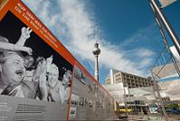 Unweit vom Ostel: die Open Air Ausstellung auf dem Alexanderplatz zum Mauerfall-Jubiläum Unweit vom Ostel: die Open Air Ausstellung auf dem Alexanderplatz zum Mauerfall-Jubiläum
