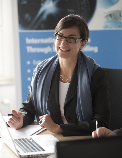 Programmteilnehmerin eines interkulturellen Trainerworkshops Programmteilnehmerin eines interkulturellen Trainerworkshops