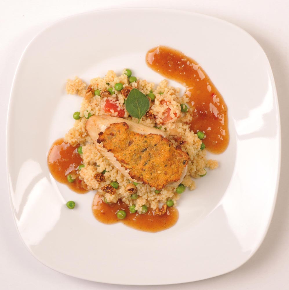Hähnchen unter Falafelkruste auf Couscous aus der Mittelmeer-Aktion Hähnchen unter Falafelkruste auf Couscous aus der Mittelmeer-Aktion