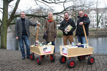 Astrid Stehmeier von energiekonsens überreicht die Bollerwagen. Astrid Stehmeier von energiekonsens überreicht die Bollerwagen.
