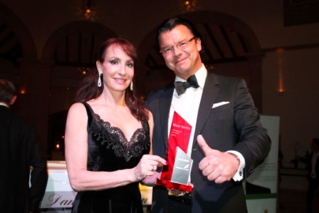 Die Sopranistin Anna Maria Kaufmannüberreichte Paul Misar auf einer Benefizgala die Auszeichnung. Die Sopranistin Anna Maria Kaufmannüberreichte Paul Misar auf einer Benefizgala die Auszeichnung.