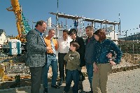 Familie Lederer vor Ort im Gespräch mit Herrn Maisel, Herrn Hofmann und Herrn Pförtsch.