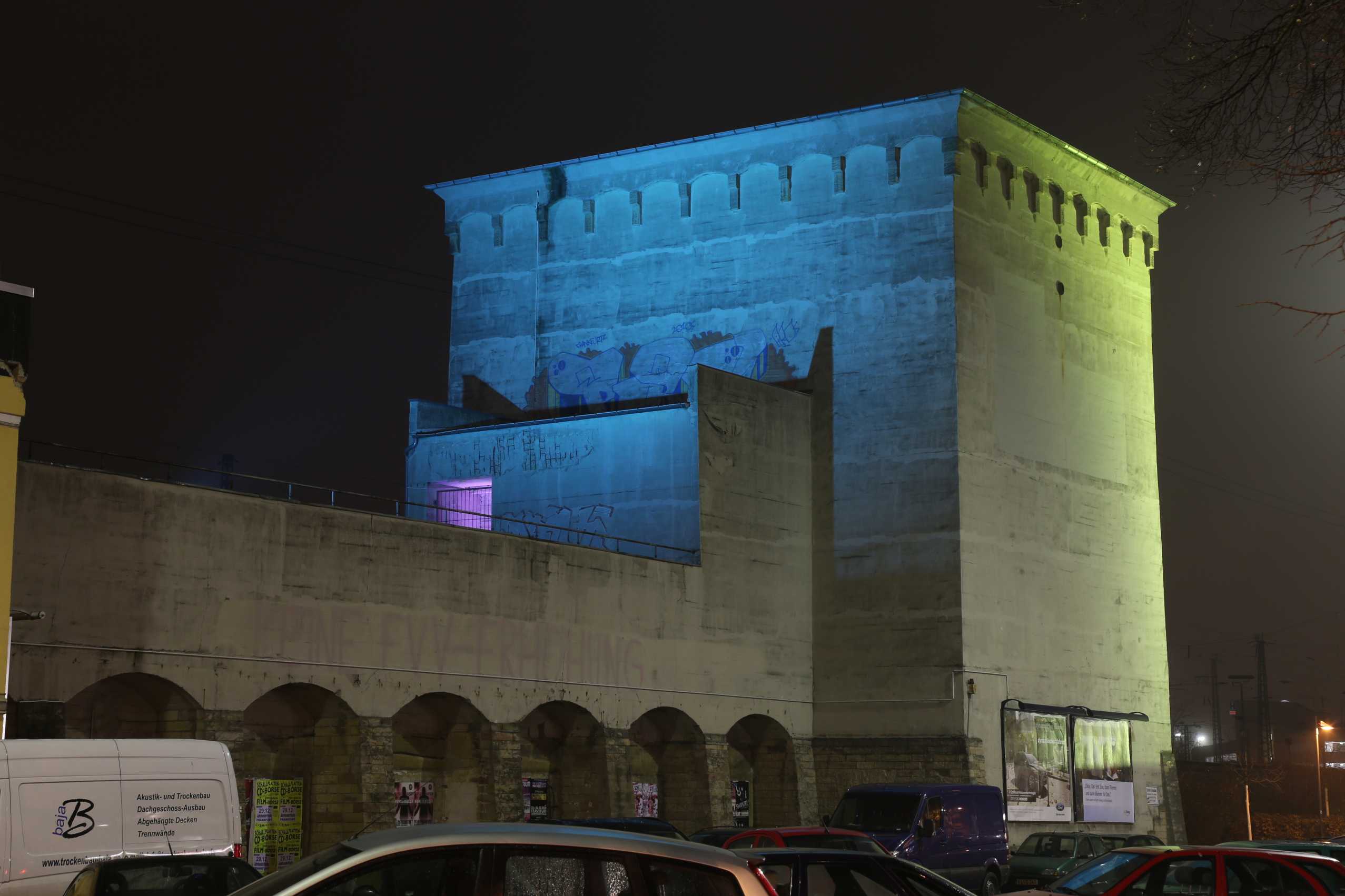 Noch bis Januar 2014 zeigt sich der Hochbunker am Höchster Bahnhof in warmen Farben. Foto: NH/Rohnke Noch bis Januar 2014 zeigt sich der Hochbunker am Höchster Bahnhof in warmen Farben. Foto: NH/Rohnke