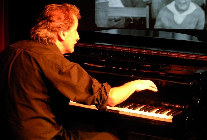 Stummfilmmusiker Gerhard Gruber in Aktion Stummfilmmusiker Gerhard Gruber in Aktion