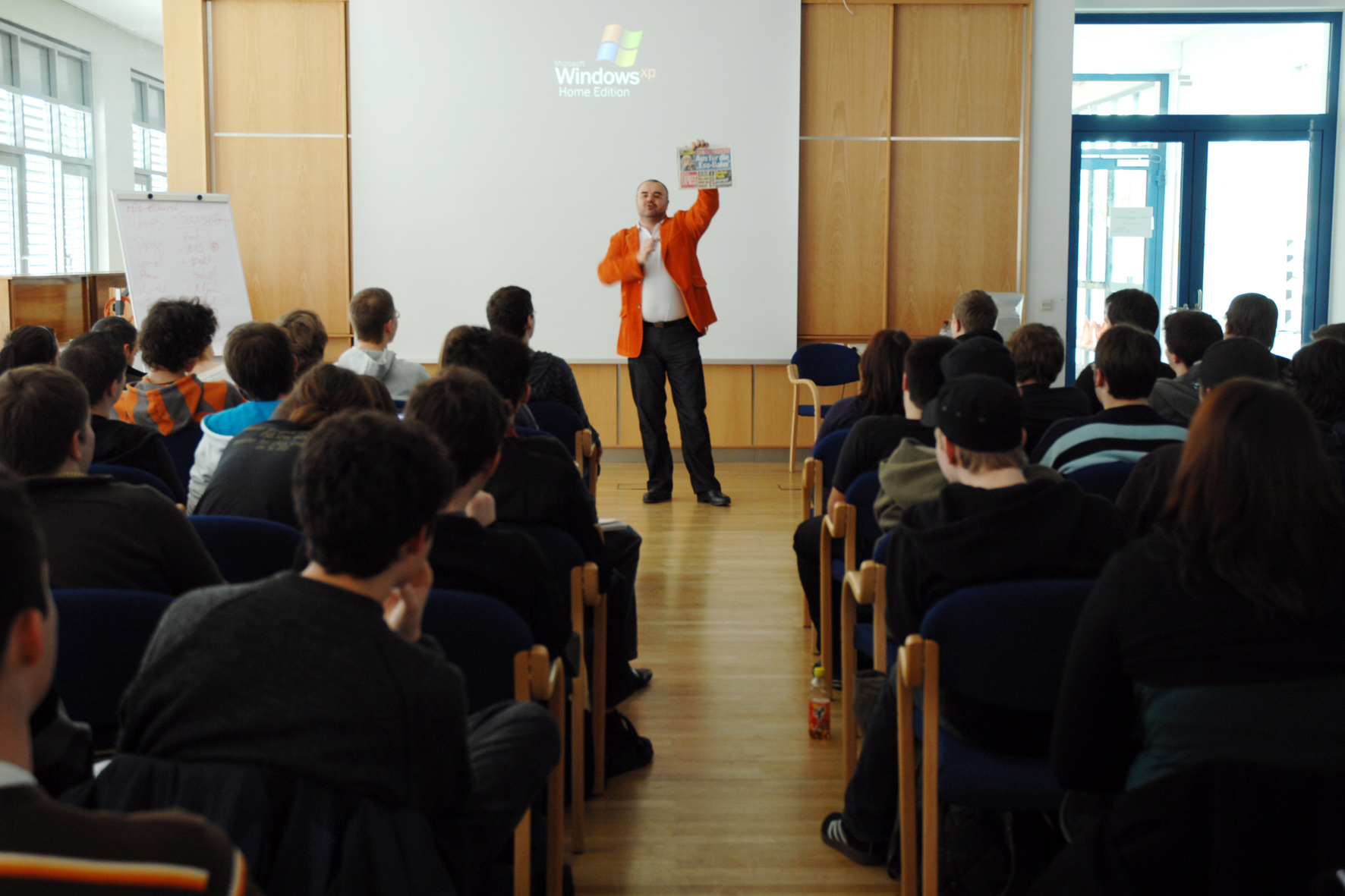 Gmeiner vor einer Klasse interessierter Studenten, die die Geheimnisse des Eigenmarketings erahren w Gmeiner vor einer Klasse interessierter Studenten, die die Geheimnisse des Eigenmarketings erahren w