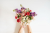 Ein liebevoller Blumenstrauß gehört zu den beliebtesten Geschenkideen zum Muttertag. Quelle: Canva (© )
