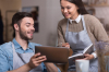 Gastro Manager mit Tablet (Die Bildrechte liegen bei dem Verfasser der Mitteilung.)
