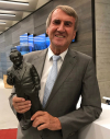 Der Autor mit einer Skulptur von Ludwig Erhard im Ludwig Erhard Zentrum Fürth (Bildquelle: Dr. Regina Otto)